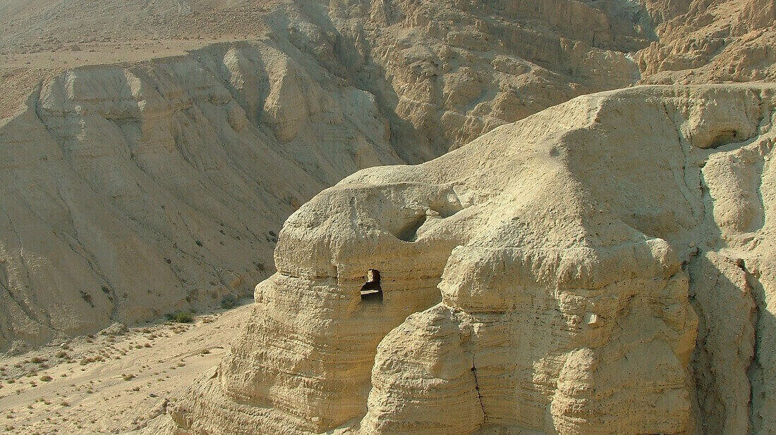 מערות קומראן במדבר יהודה, SuperJew, CC BY-SA 3.0 , via Wikimedia Commons